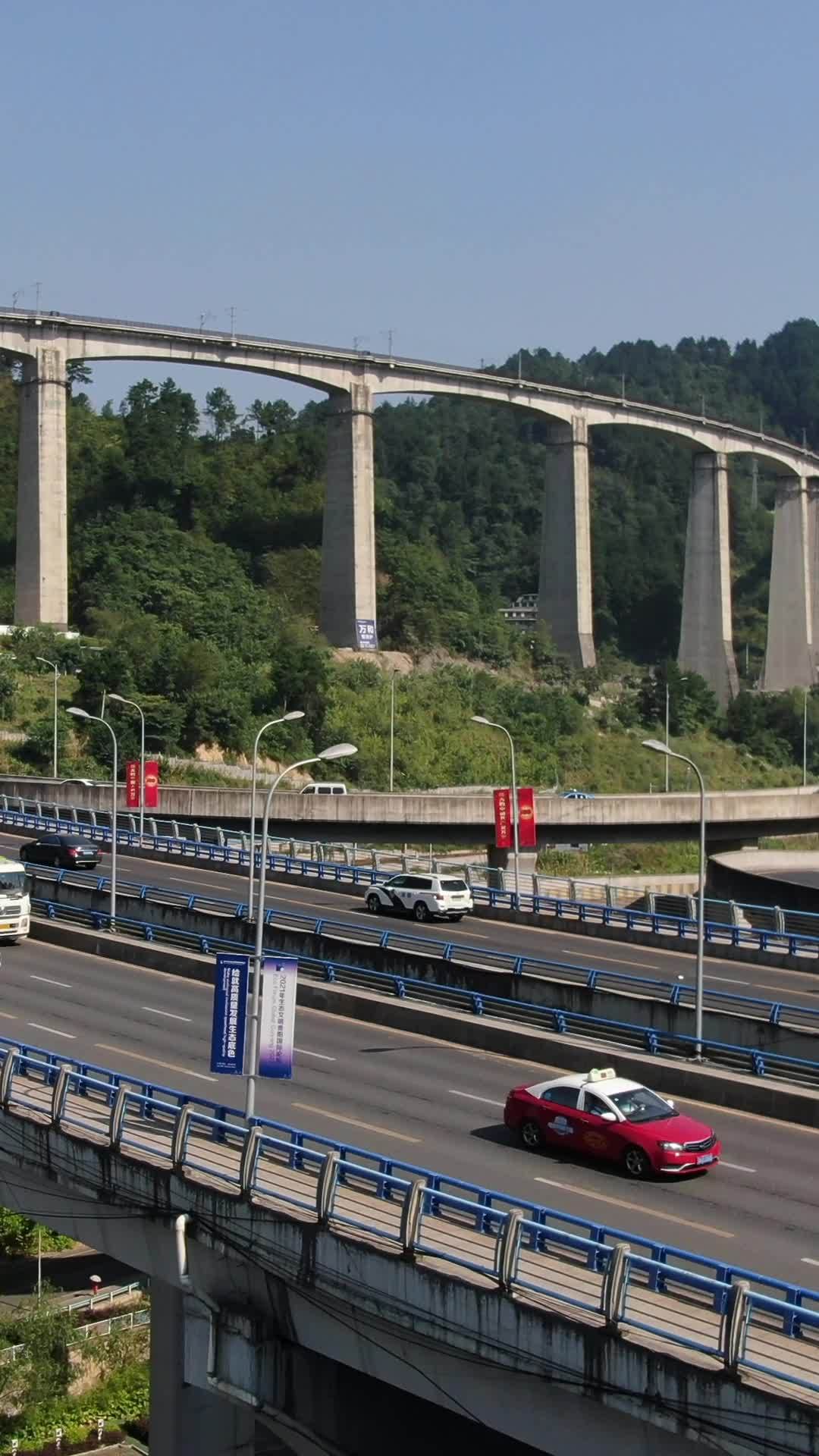 繁忙的高速公路与壮观桥梁