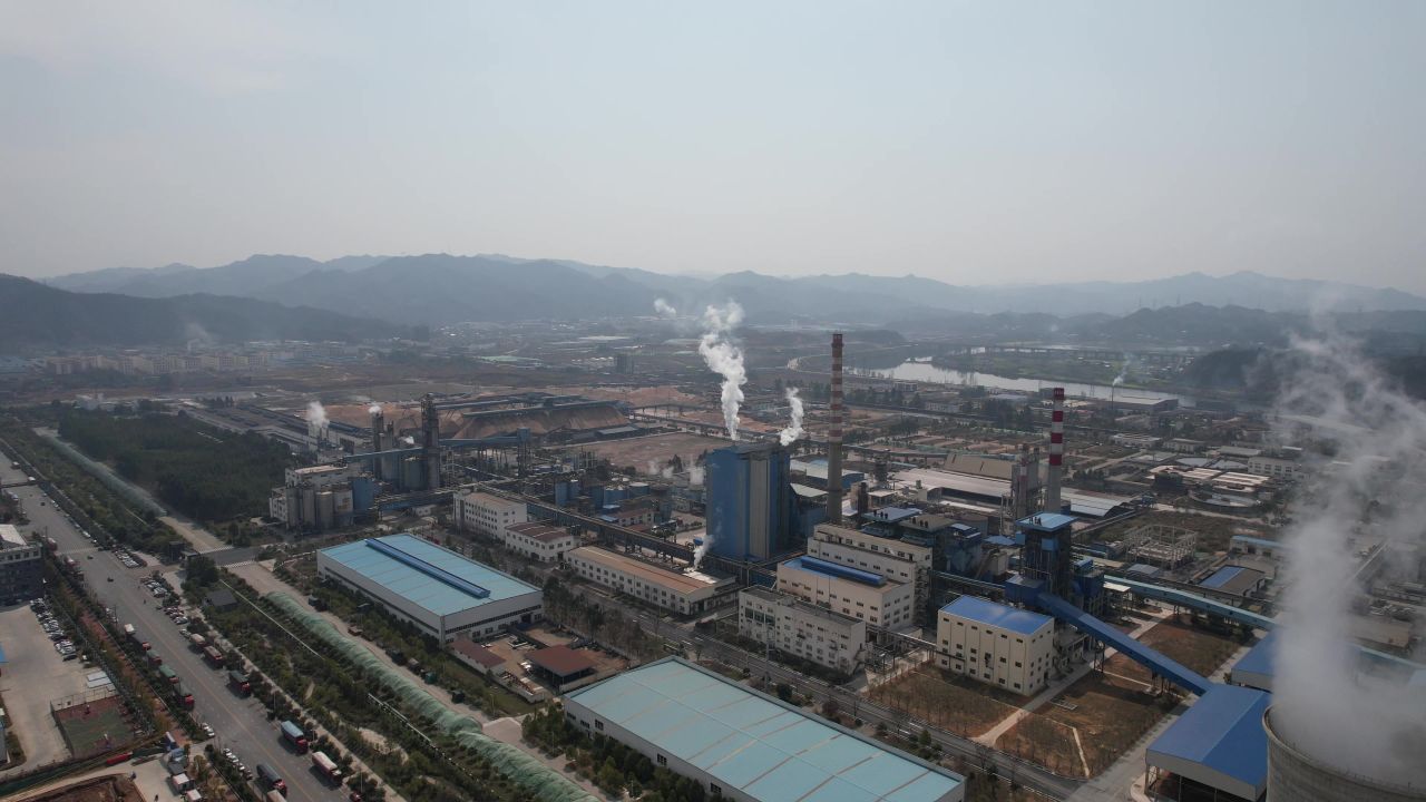工业生产工厂烟冲排烟环境污染航拍  