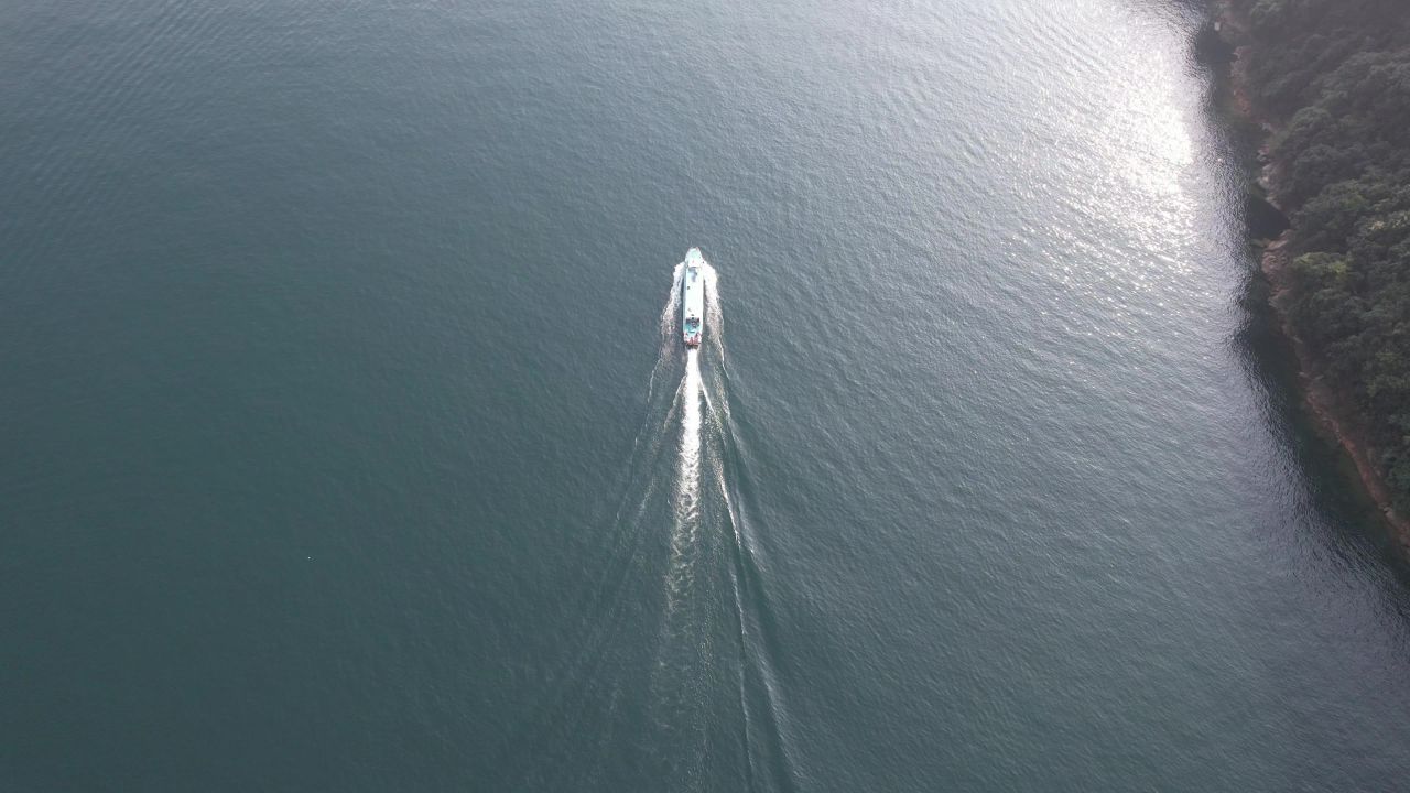  湖南郴州东江湖行驶的船只航拍
