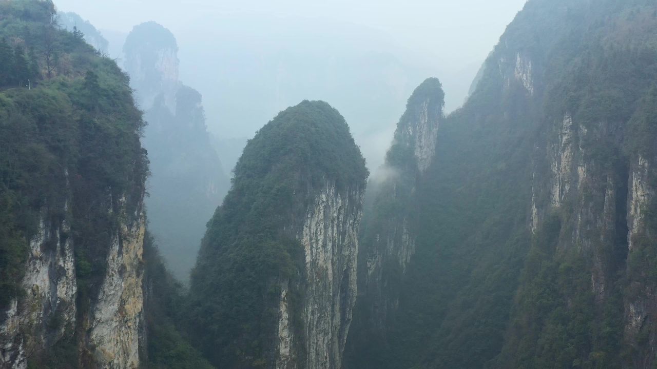 航拍雾气弥漫的湘西德夯大峡谷风光
