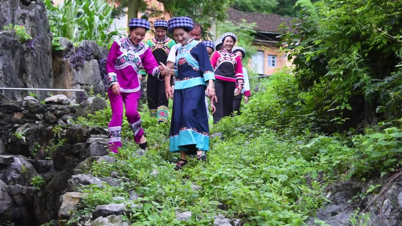 少数民族群众走在乡村农村路上