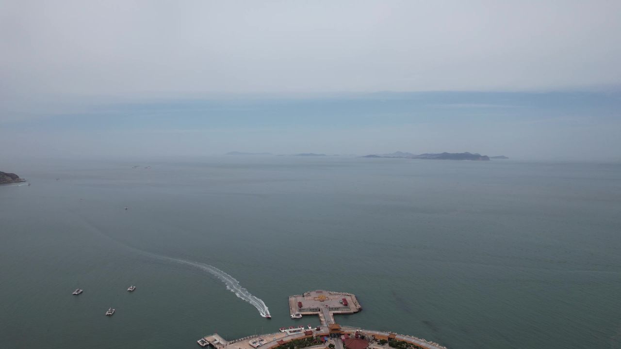 一望无际蓝色大海海洋风景航拍