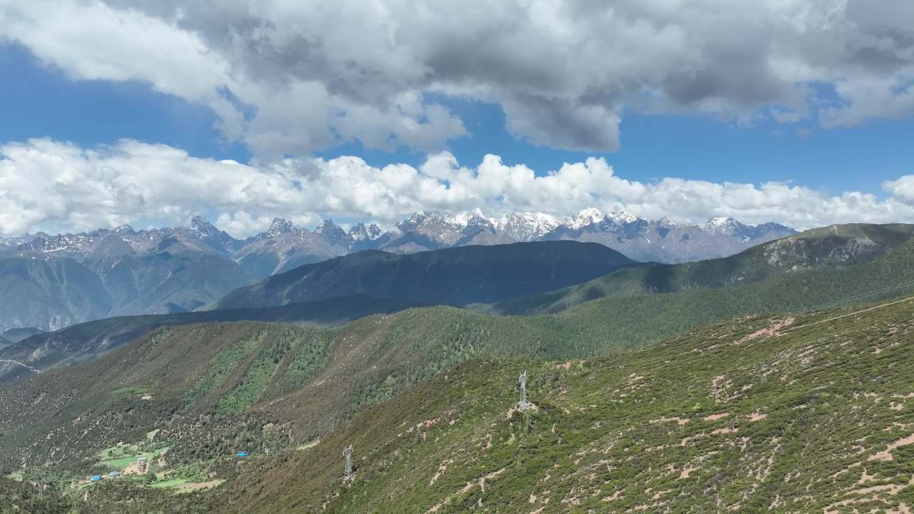 高山峡谷蓝天白云风景