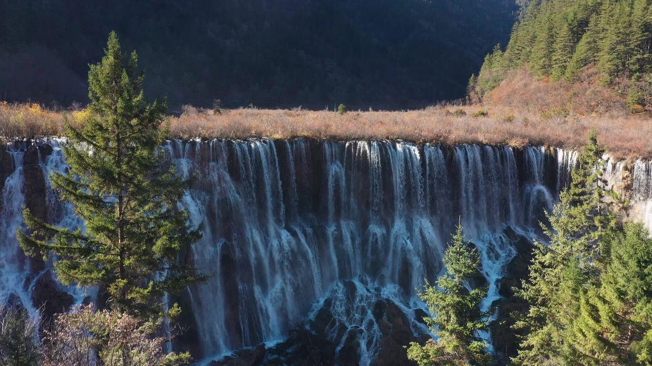 航拍九寨沟诺日朗瀑布秋景