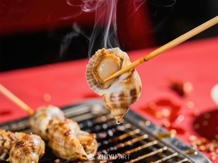 烤制海螺，热气腾腾