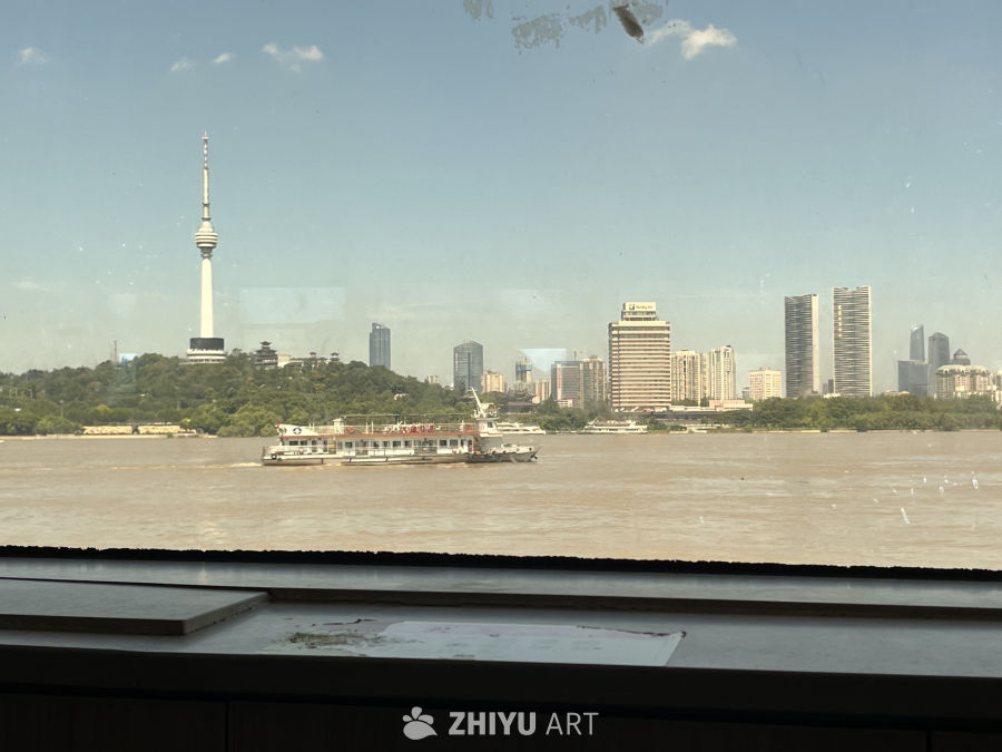 江边城市的宁静时光