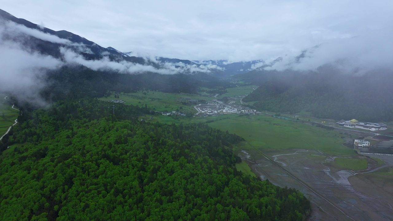 航拍雨后的鲁朗镇扎西岗村田园风光