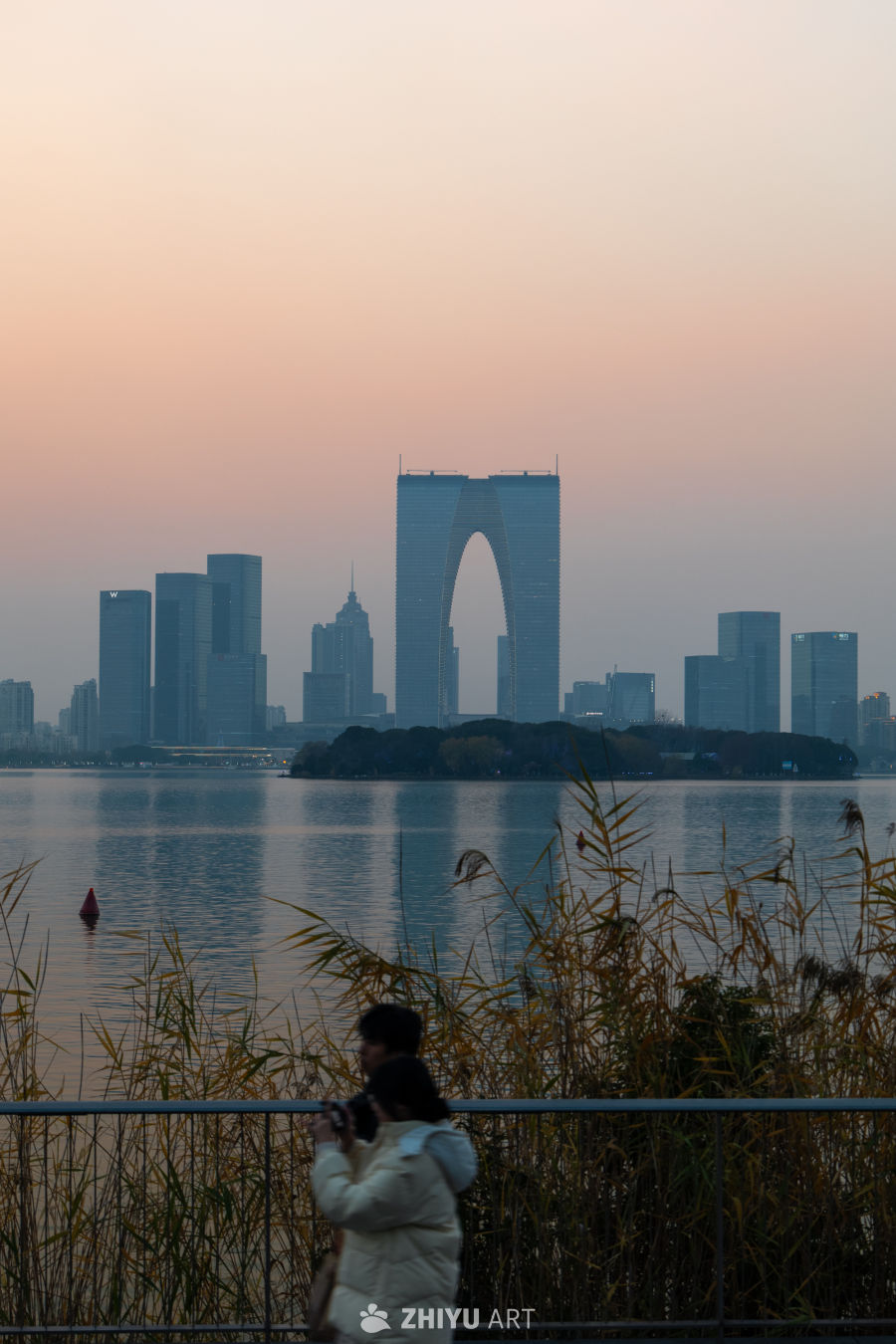 黄昏湖畔的城市剪影