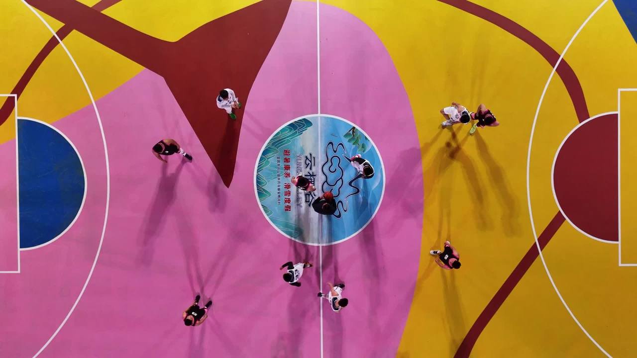 彩色篮球场上的激烈对决