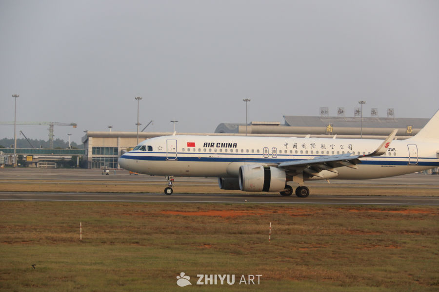 AIR CHINA飞机在机场跑道上