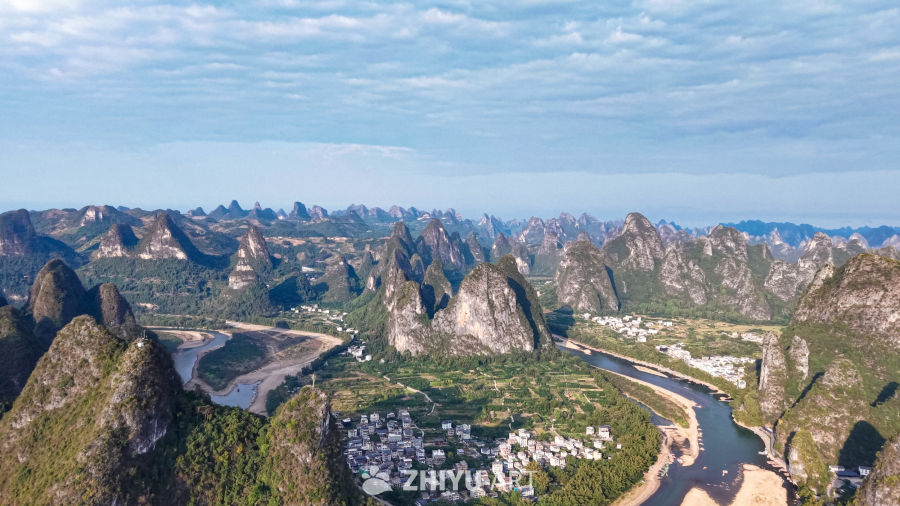 漓江边的喀斯特山景