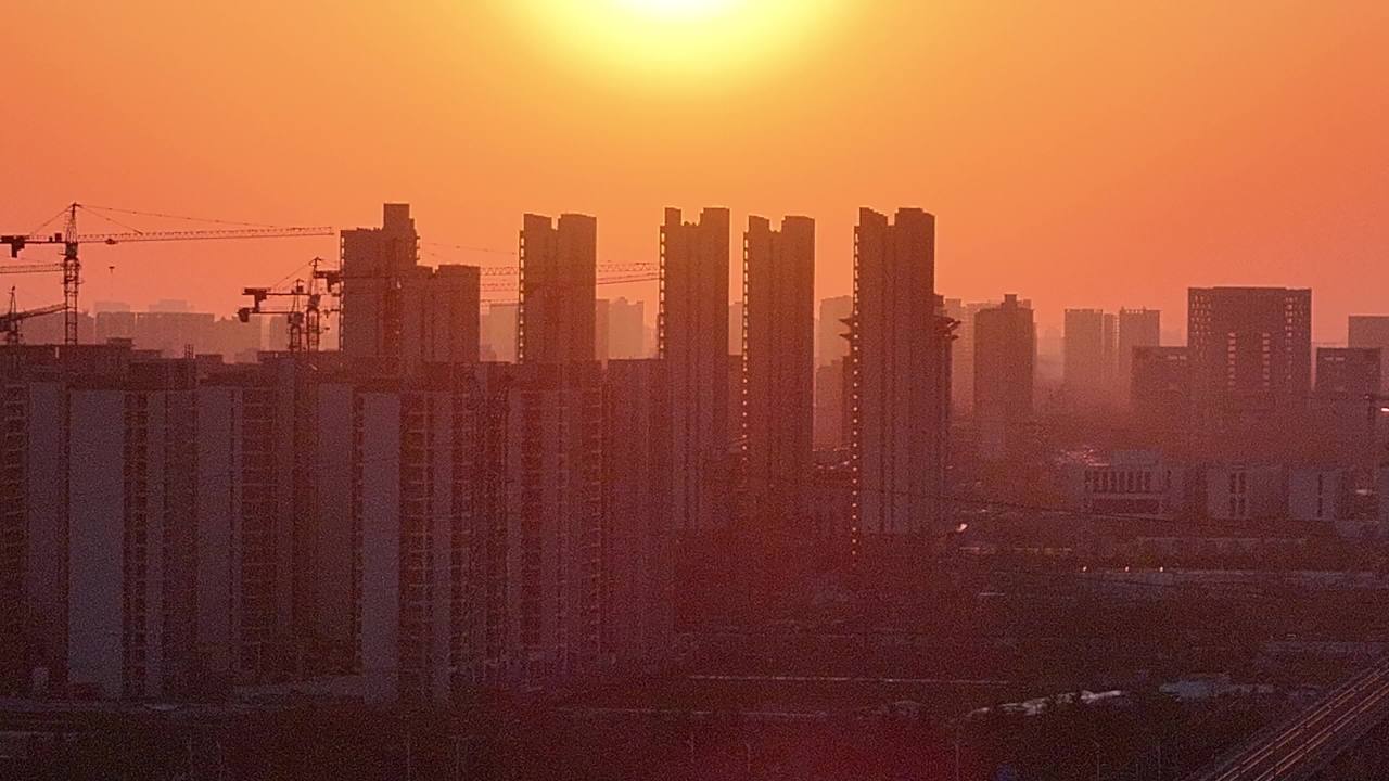 日落下的城市剪影