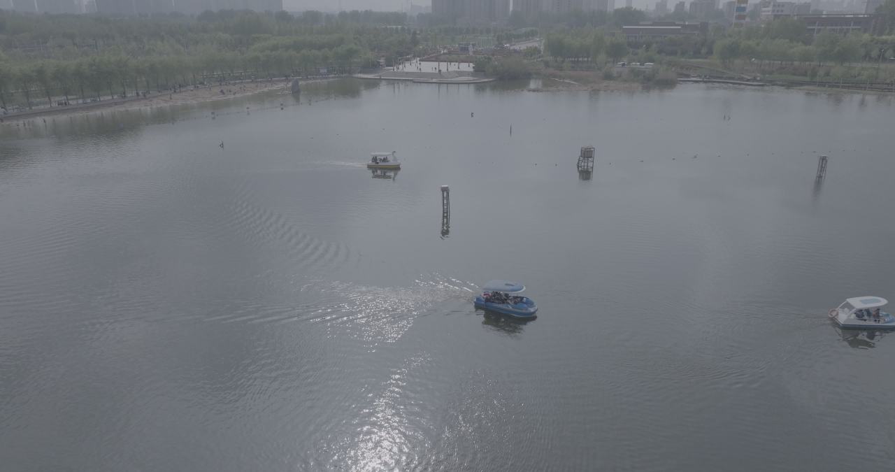 湖畔悠闲时光