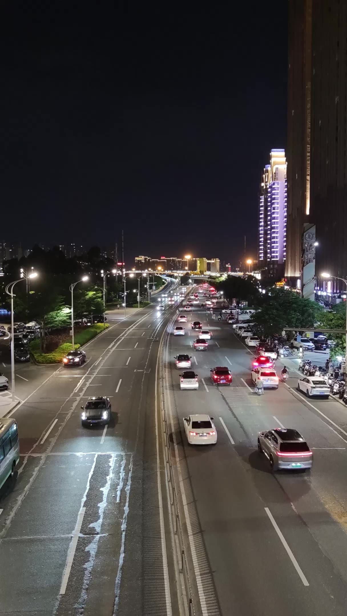 城市交通夜景车辆行驶实拍