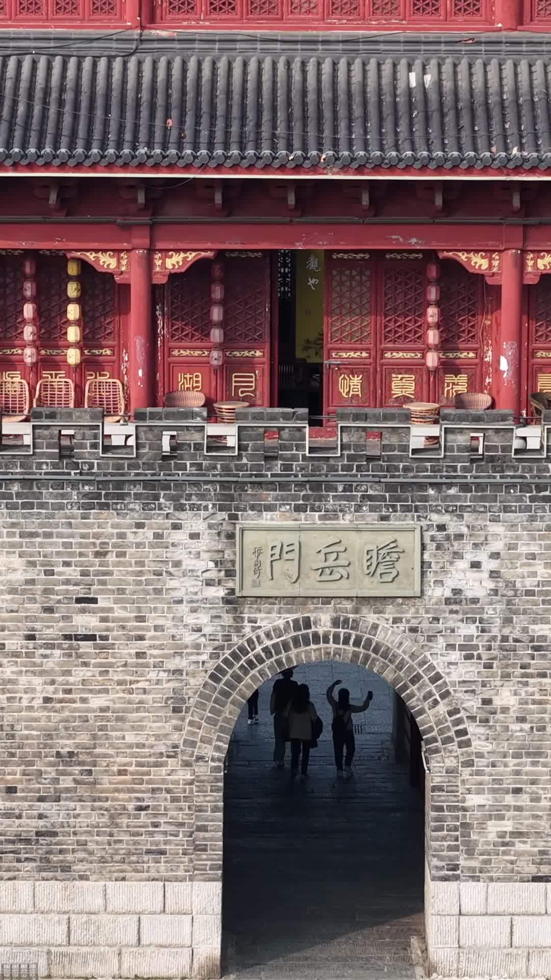 古韵红墙下的街景