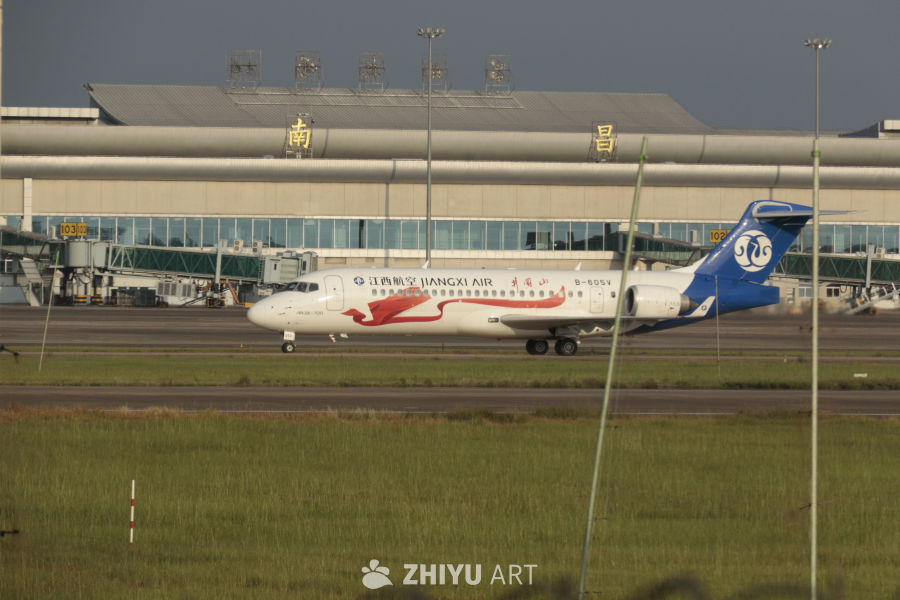 江西航空飞机在南昌机场