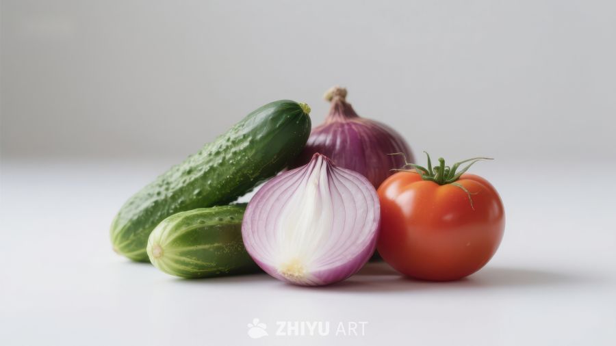 新鲜蔬菜组合：黄瓜、洋葱与番茄