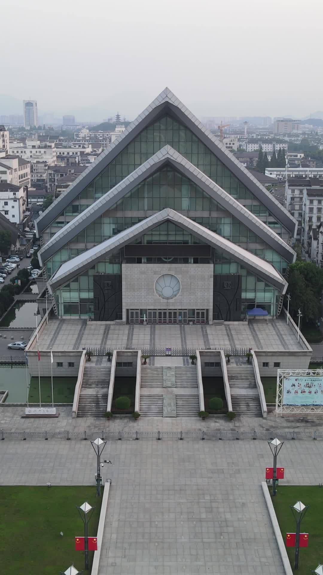 现代建筑的上升视角