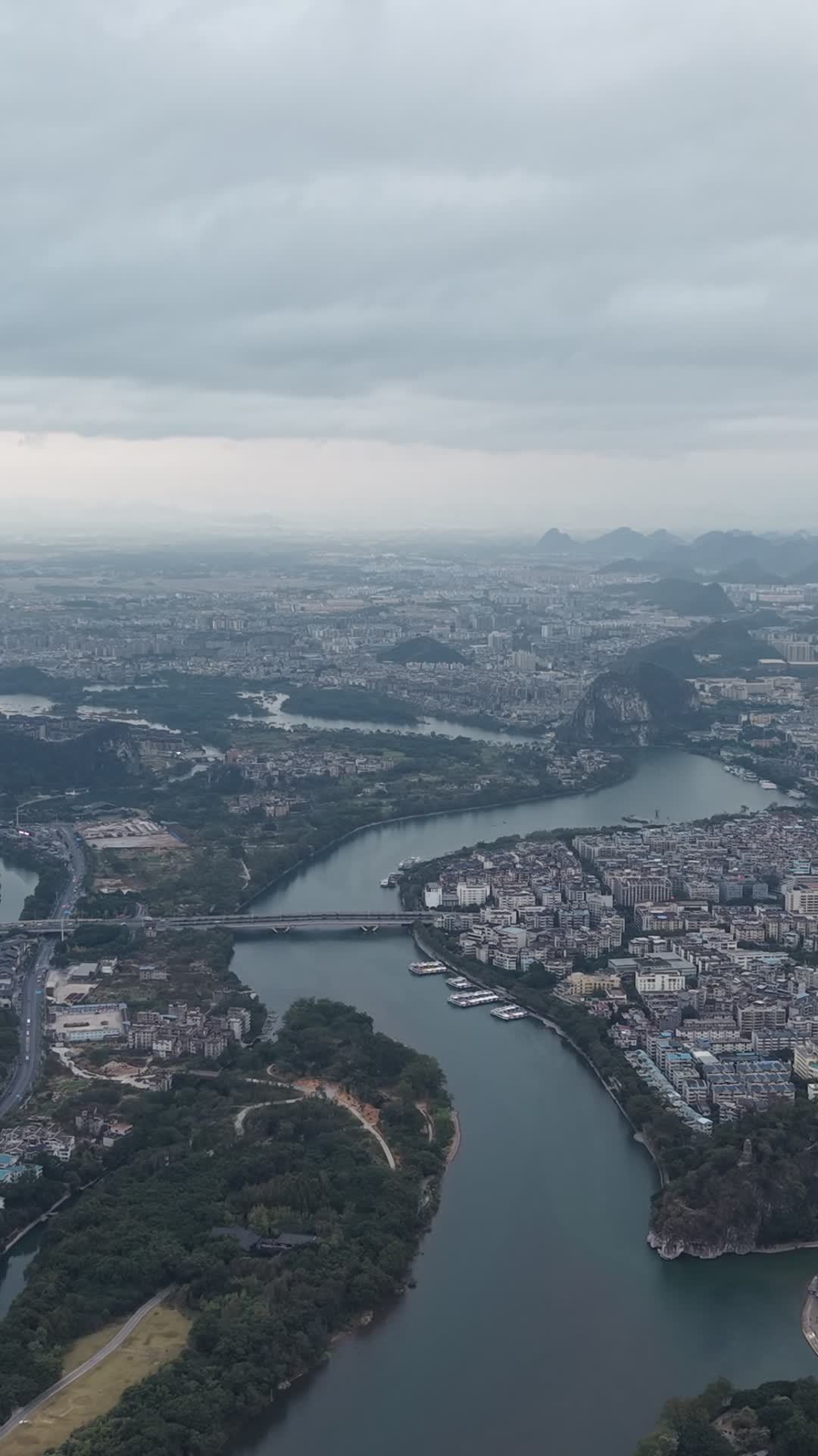 山水环绕的城市风光