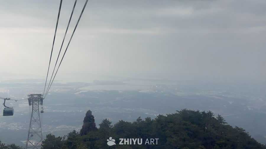 缆车上俯瞰山水城市