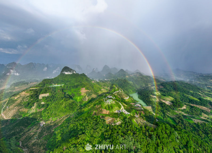 雨后山峦彩虹美景
