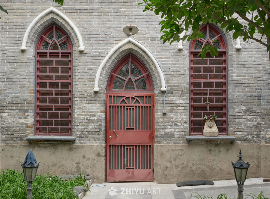 西式尖拱门窗砖石建筑户外局部特写