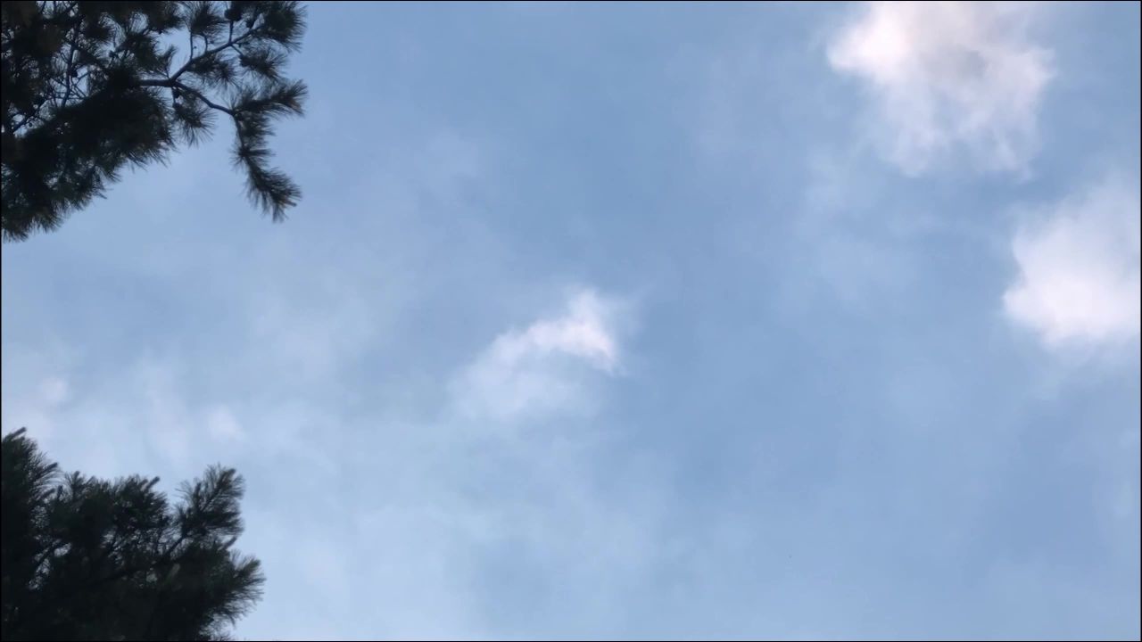 较晴朗的天空延时