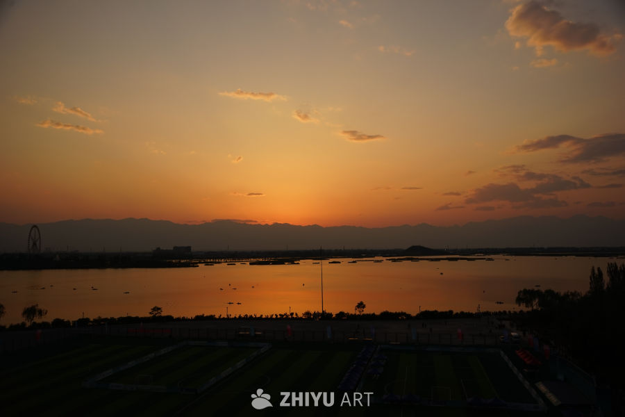 湖畔夕阳下的宁静时光