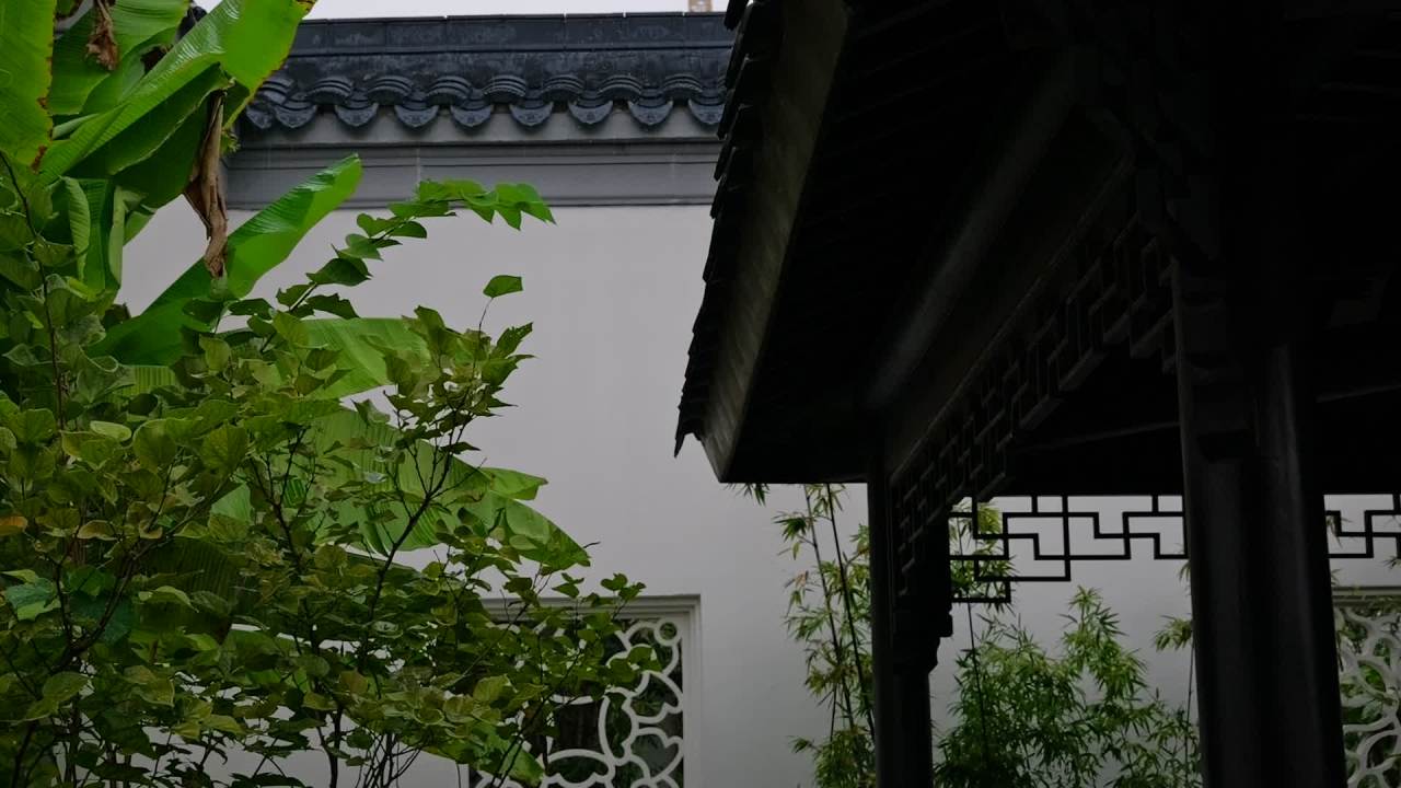 中式屋檐，雨天