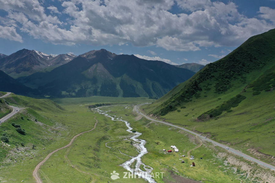 山谷中的河流与草地