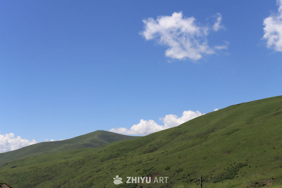 蓝天白云下的绿山