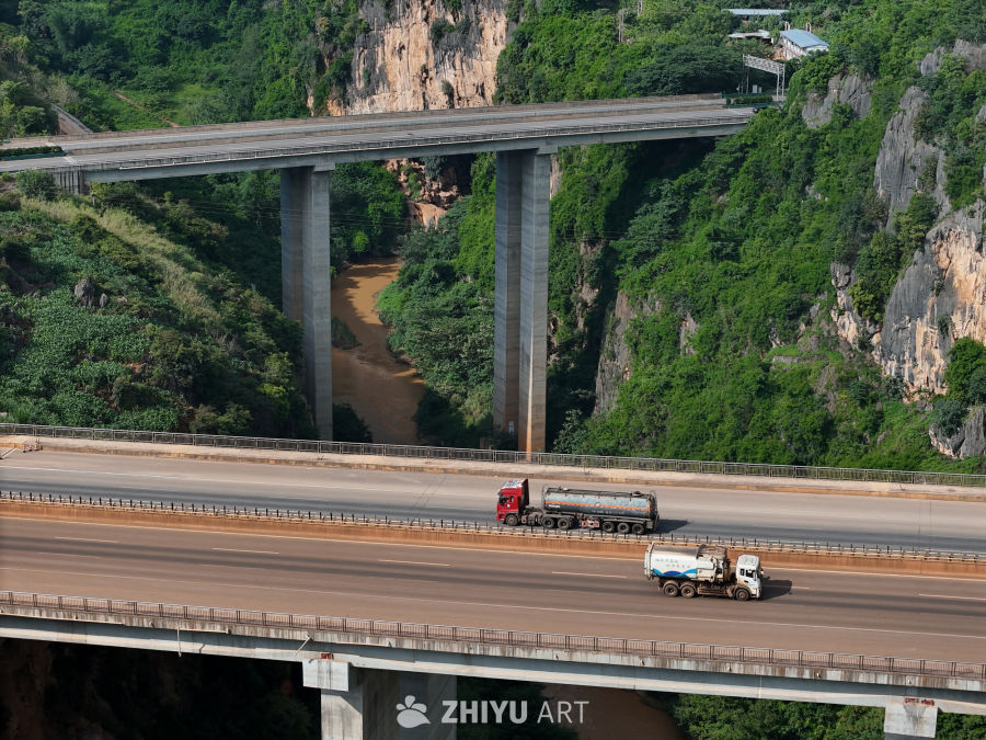 山间公路与桥梁