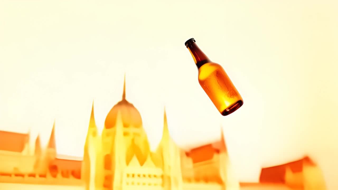 一个棕色的啤酒瓶倾斜漂浮在空中，背景是模糊的建筑轮