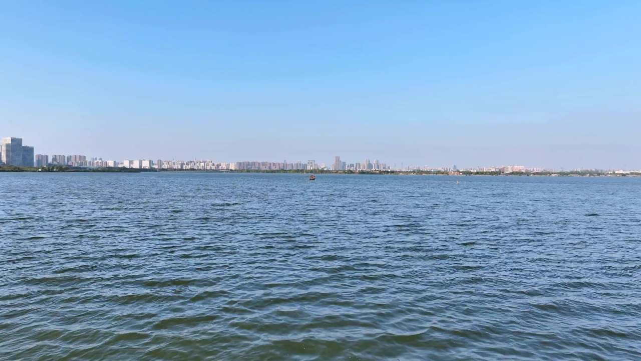 湖畔城市的宁静时光