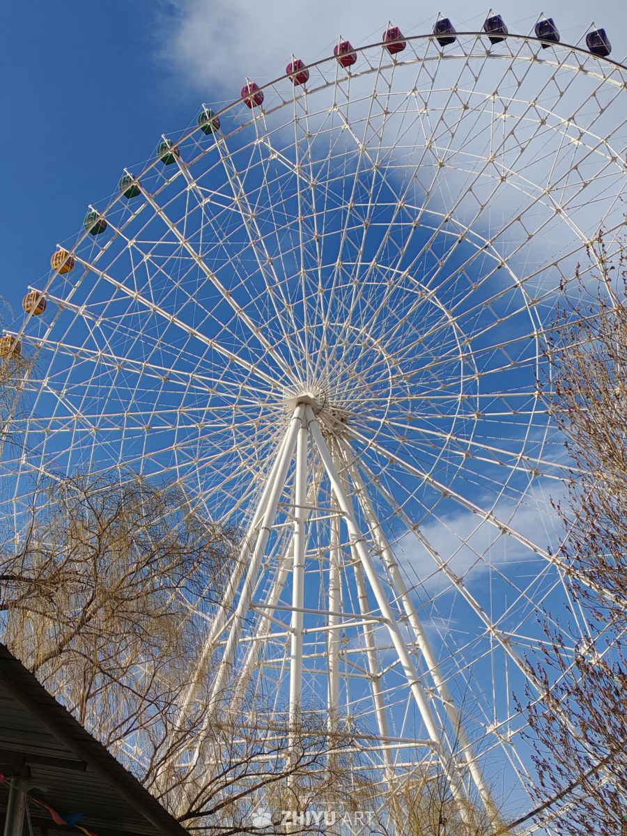 蓝天下的白色摩天轮