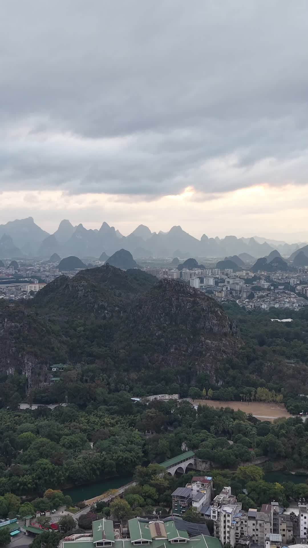 城市山景日落时分