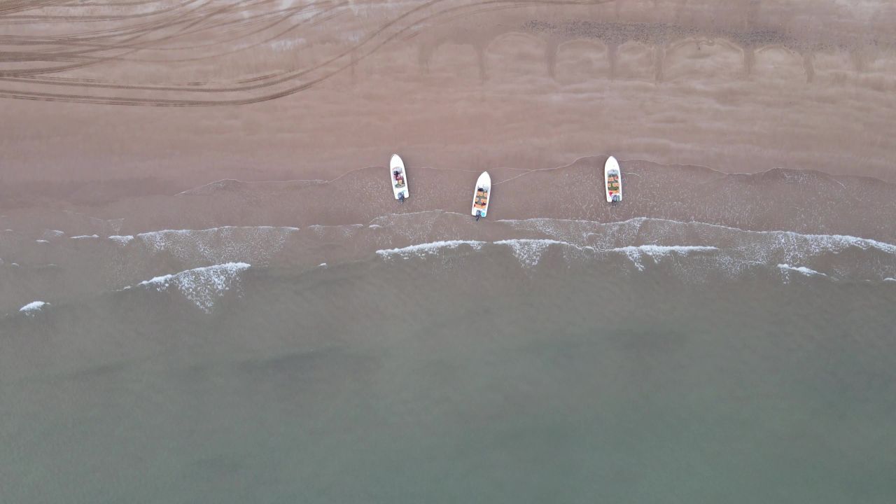  大海海浪沙滩游船航拍