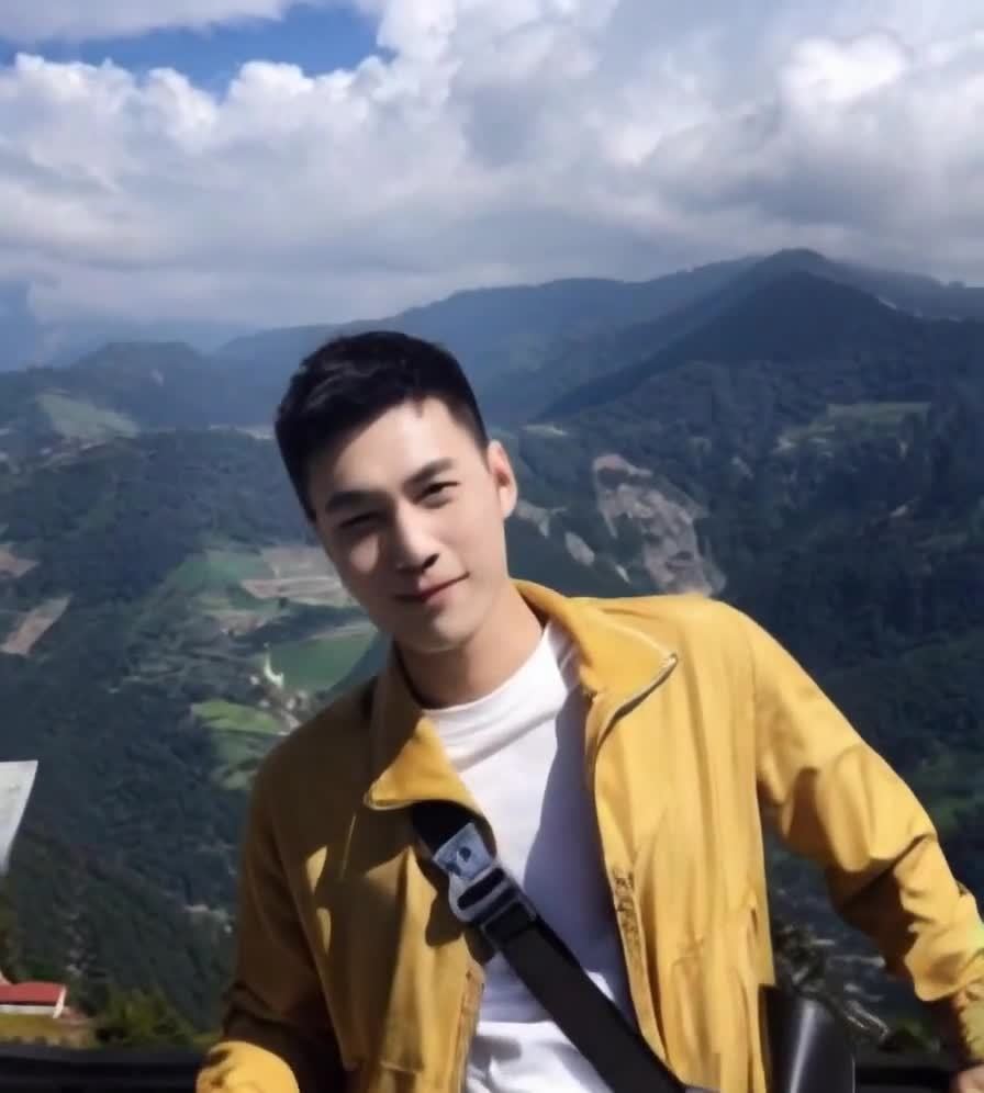 山间男子观景图，背景是青山白云，面带微笑。