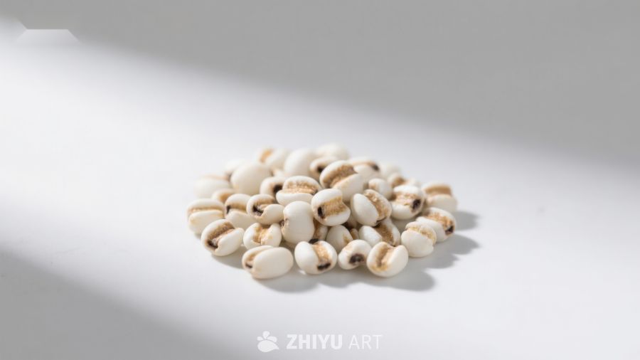 白色豆粒静置光影中
