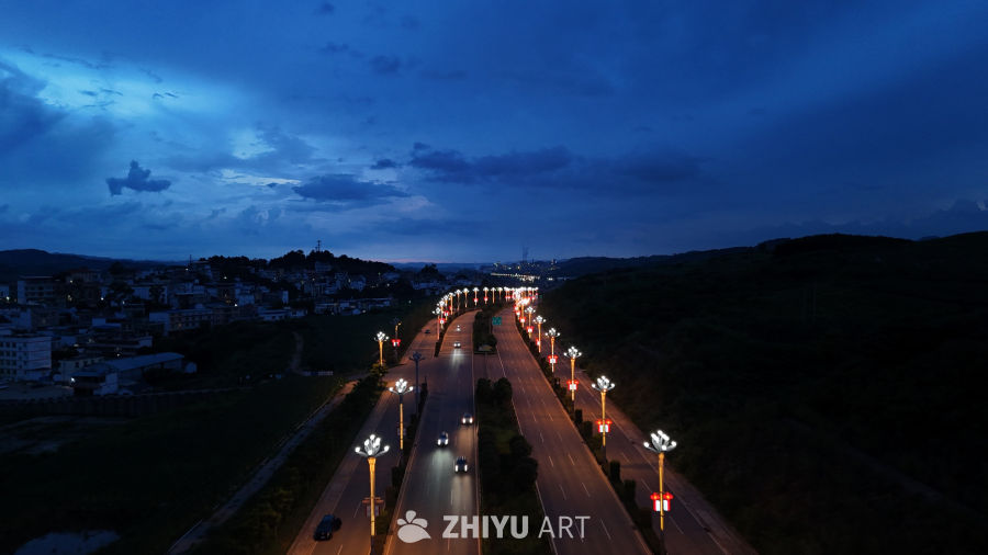 夜幕下的城市公路