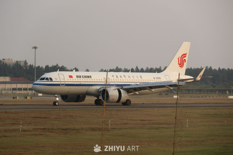 国航A320在机场跑道