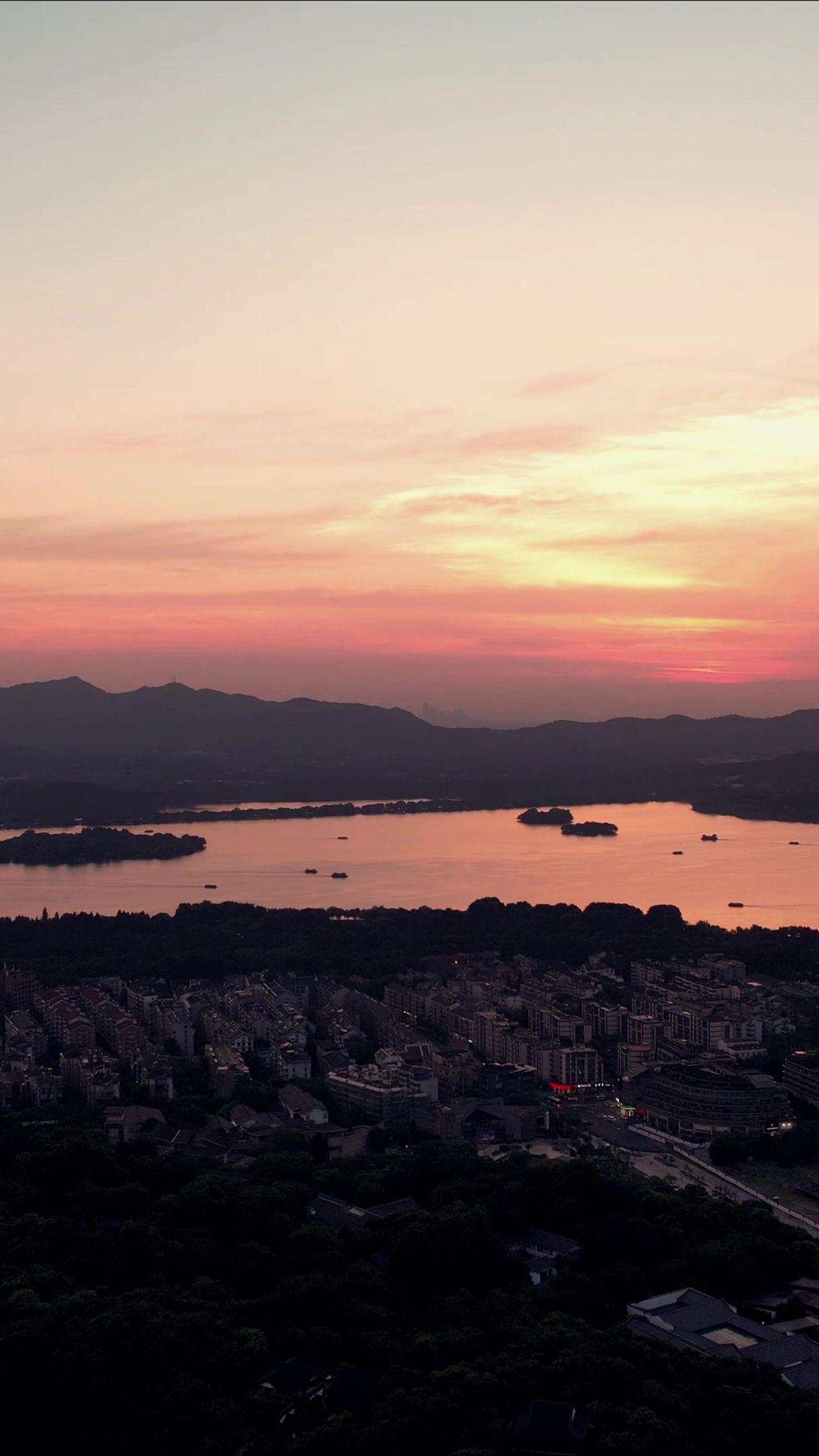 浙江杭州西湖落日晚霞夕阳竖屏航拍 