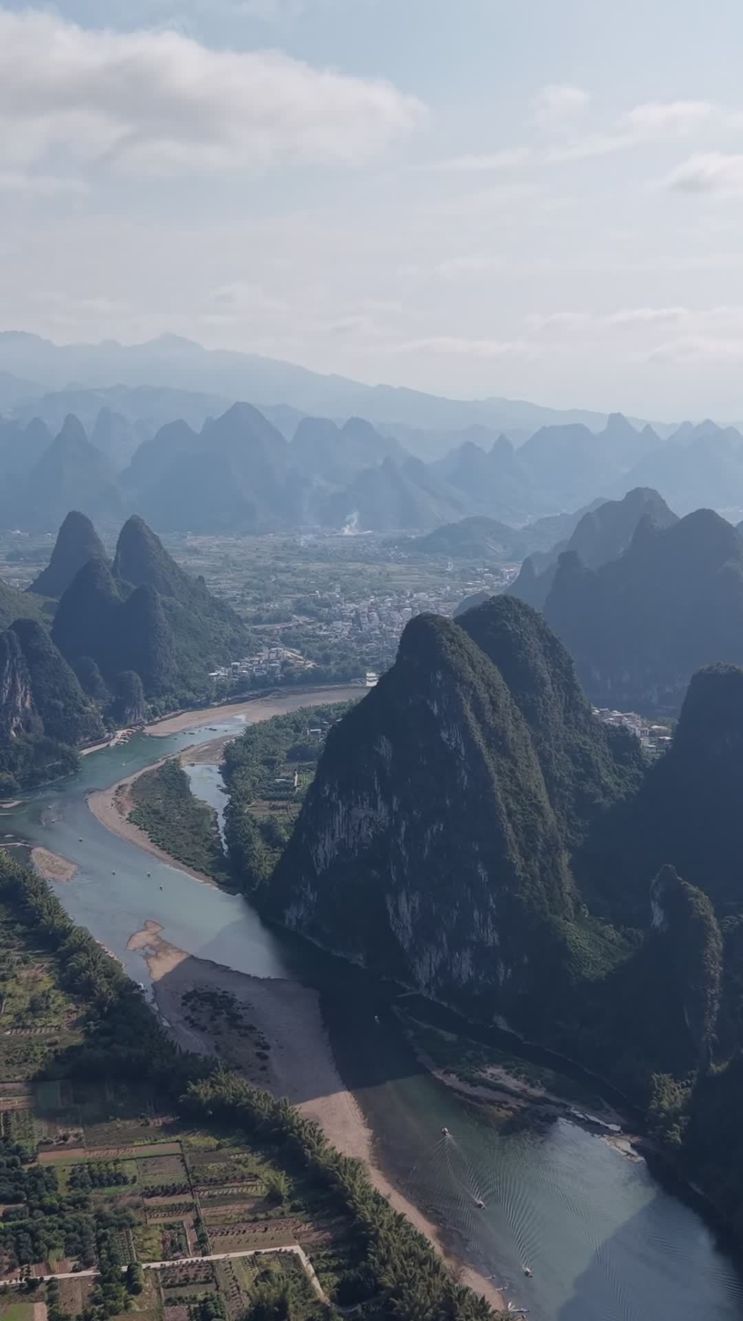 竖版航拍广西桂林山水风光漓江 (1)
