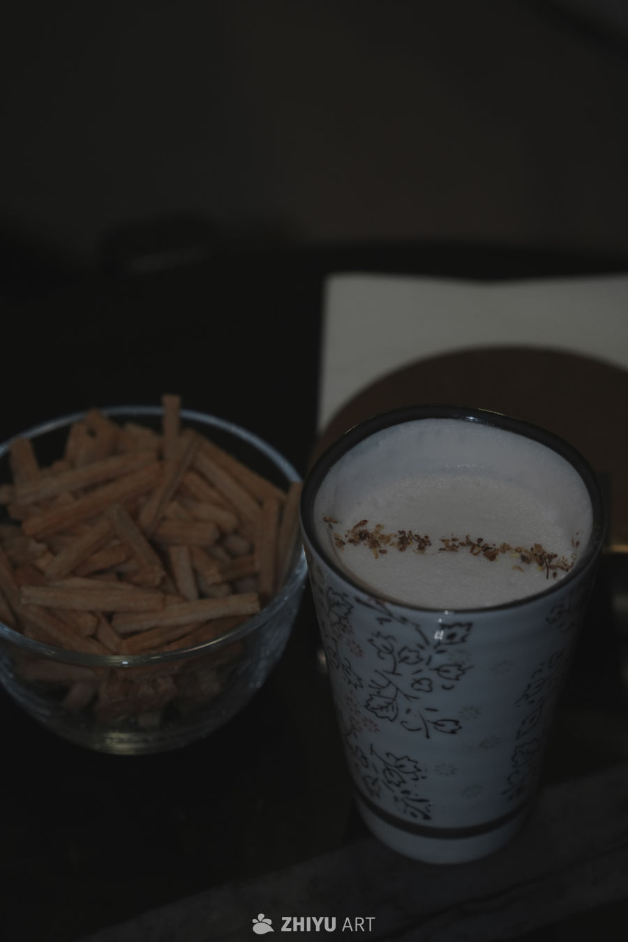 一杯拉花咖啡与饼干