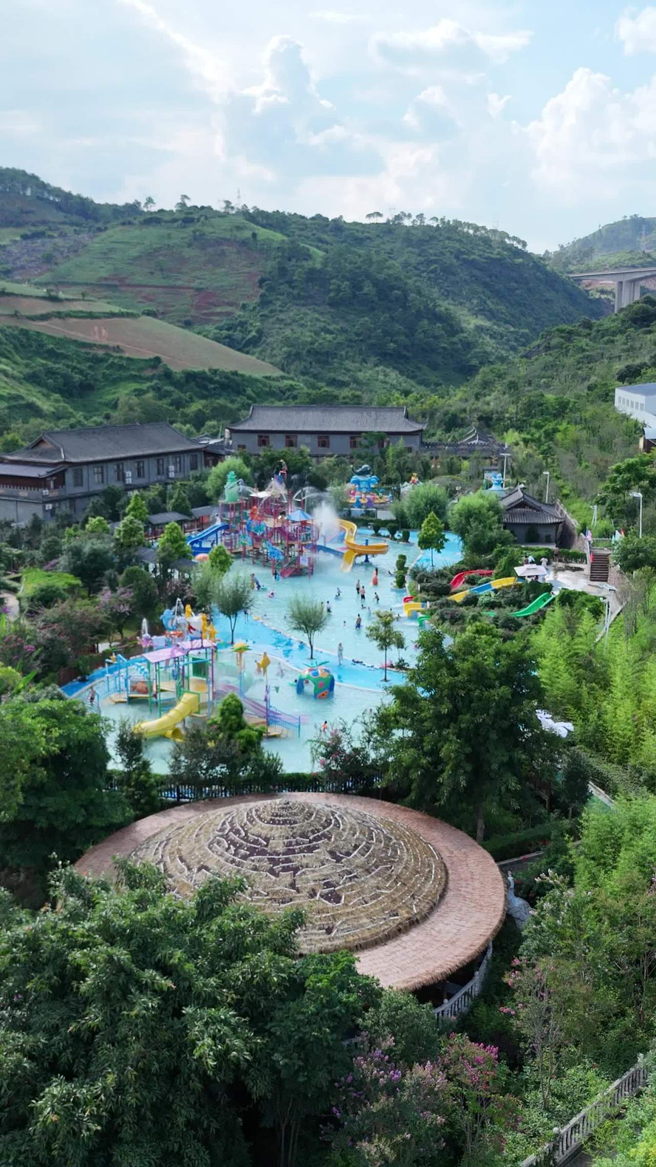 山间夏日欢乐水世界