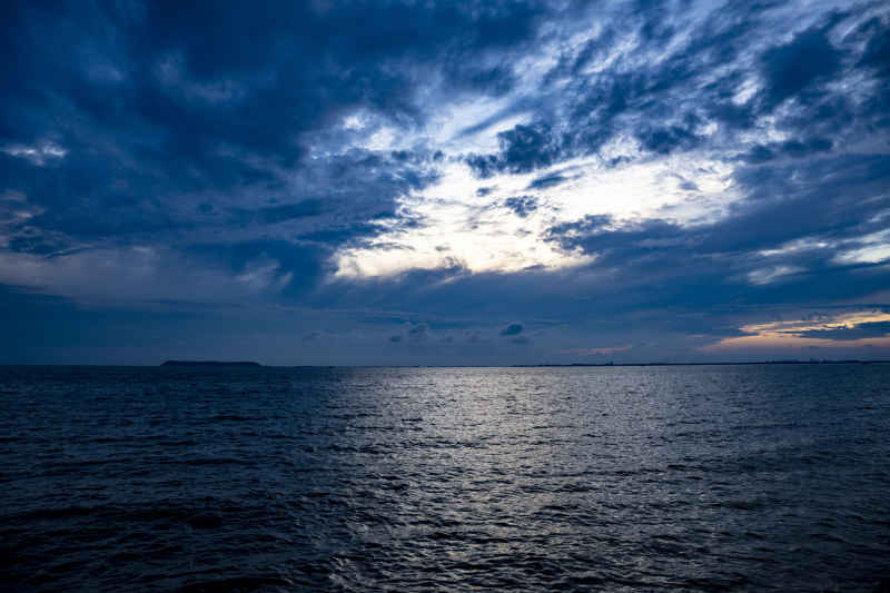 湖面波光彩霞夕阳摄影图