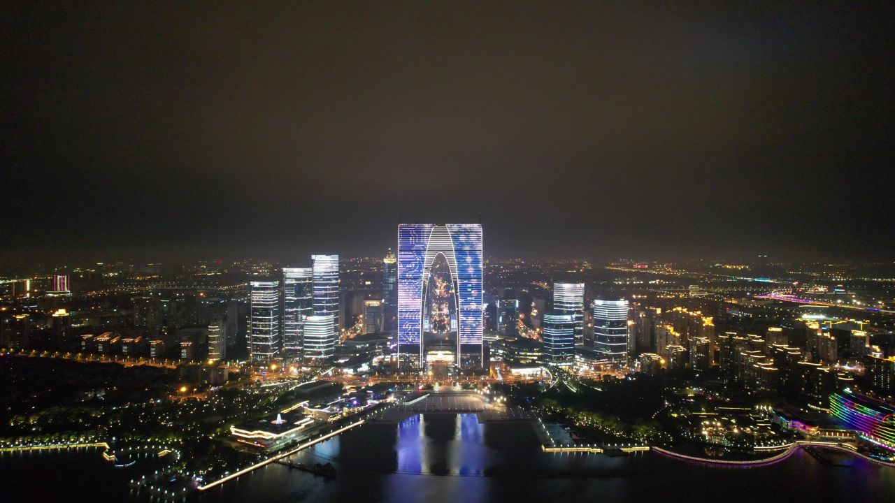 江苏苏州工业园区国金中心苏州之门夜景灯光航拍  