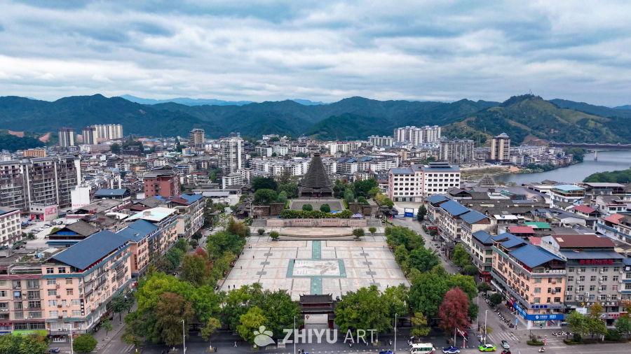山城古塔与现代都市的和谐共存