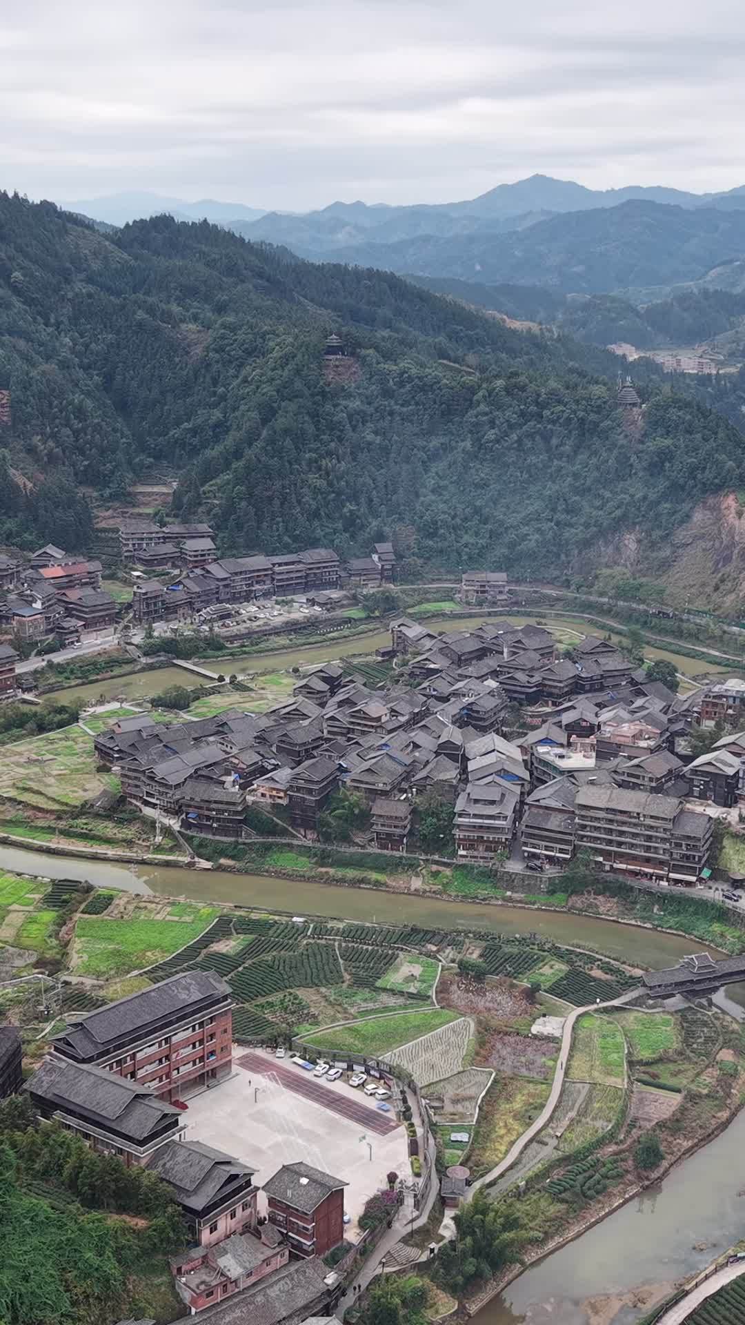 山水间的宁静村落