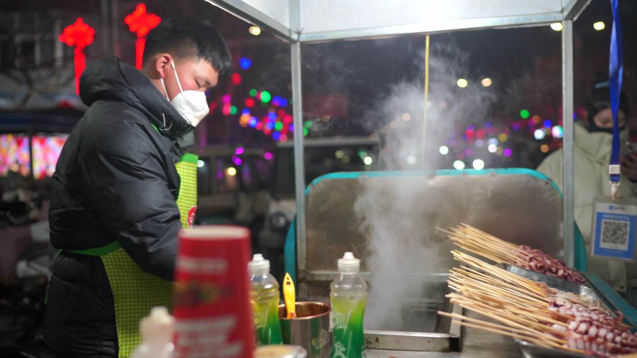 夜市小吃摊上的温馨时刻